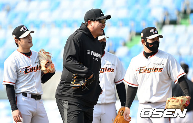 [OSEN=대전, 이대선 기자] 토론토 류현진이 한화 선수단과 훈련을 하며 미소짓고 있다. 2022.02.25 /sunday@osen.co.kr