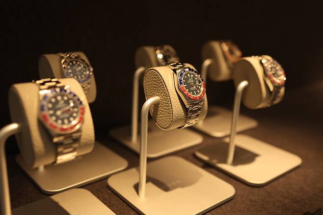 바이버 매장에서 전시 중인 롤렉스 GMT-Master 및 서브마리너 모델 전시 공간. 구형부터 최신형까지 변천 과정을 재현했다. 바이버 제공