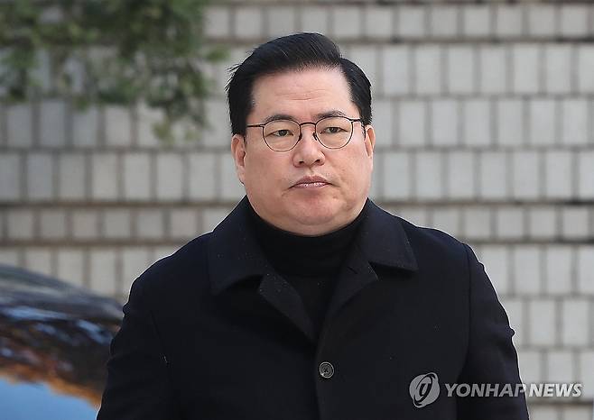 법정 향하는 유동규 전 본부장 (서울=연합뉴스) 박동주 기자 = 유동규 전 성남도시개발공사 본부장이 4일 오전 서초구 서울중앙지방법원에서 열린 대장동 개발 사업 로비·특혜 의혹 관련 1심 속행 공판에 출석하고 있다. 2023.12.4 pdj6635@yna.co.kr