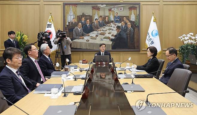 금통위 주재하는 이창용 한국은행 총재 (서울=연합뉴스) 이창용 한국은행 총재가 11일 서울 중구 한국은행에서 금융통화위원회를 주재하고 있다. 2024.1.11 [사진공동취재단] photo@yna.co.kr