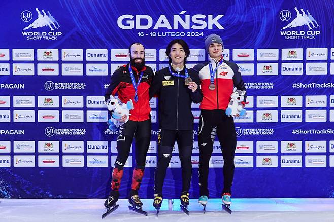 쇼트트랙 월드컵 6차 대회에서 금메달을 차지한 한국 남자 대표팀 서이라(가운데). 사진=ISU 홈페이지