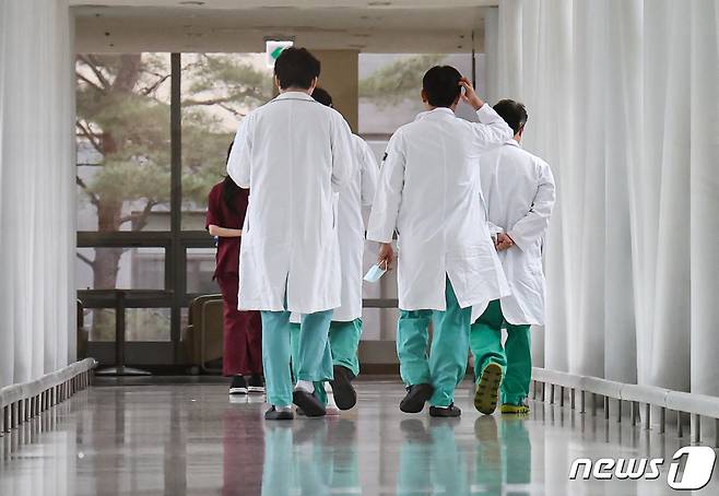'빅5'로 불리는 주요 대학병원 전공의들이 의과대학 정원 확대에 반발하며 사직서를 내겠다고 예고한 날이 하루 앞으로 다가오면서 의료대란 우려가 커지고 있다.. 18일 서울 시내의 한 대학병원에서 의료진이 발걸음을 옮기고 있다. 2024.2.18/뉴스1 ⓒ News1 김도우 기자