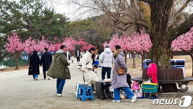 '우수'를 하루 앞둔 18일 충북 주요 관광지에는 봄처럼 따뜻한 날씨를 만끽하려는 나들이객들로 가득했다. 제천 의림지를 찾은 시민들.2024.2.18/ 뉴스1ⓒ  News1 이대현 기자