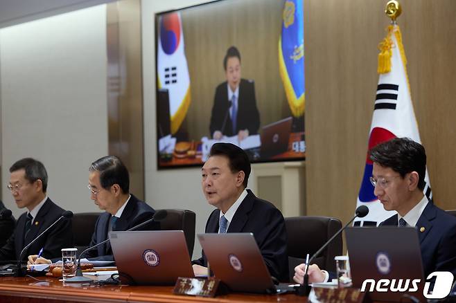 윤석열 대통령이 6일 용산 대통령실 청사에서 열린 제7회 국무회의를 주재하며 모두발언을 하고 있다. (대통령실 제공) 2024.2.6/뉴스1 ⓒ News1 오대일 기자