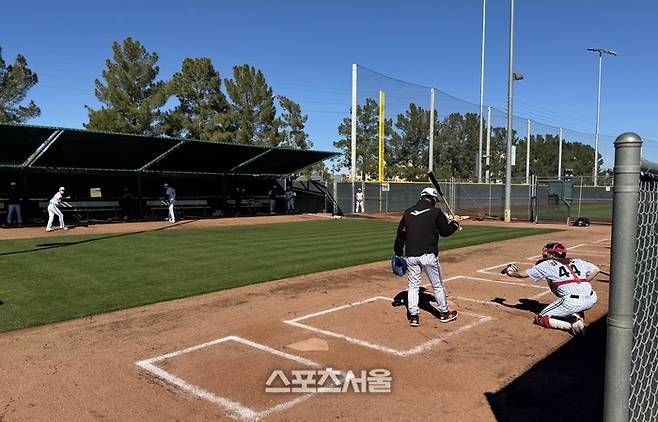 LG 강효종과 김성우가 19일(한국시간) 미국 애리조나주 스코츠데일 인디언 스쿨 파크에서 불펜피칭을 하고 있다. 애리조나 | 윤세호기자 bng7@sportsseoul.com