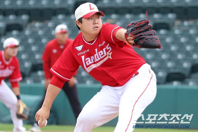 SSG 랜더스 이로운이 18일(한국시각) 자체 홍백전서 피칭하고 있다. 사진제공=SSG 랜더스