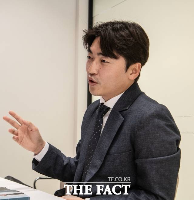 조경일 작가는 14일 여의도 한 카페에서 <더팩트>와 인터뷰했다. 조 작가는 박사과정 중인 연구자이자 유튜브 내 통일공론장인 '피스아고라' 대표다. 정치컨설턴트, 더불어민주당 의원 비서관도 역임했다. /여의도=이동률 기자