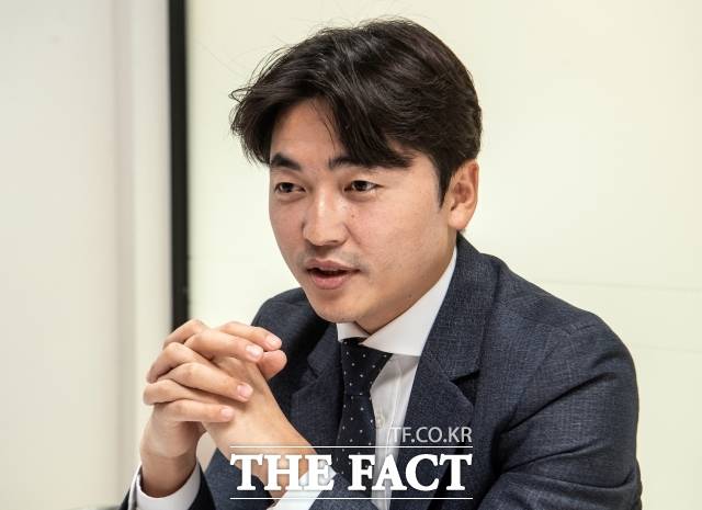 조경일 작가는 인터뷰에서 탈북민 보다는 '북향민'으로 불렸으면 좋겠다고 제안했다. "북한과의 이탈, 단절을 의미하는 탈북은 분단의 산물이자 정치권에선 자유민주주의의 승리를 의미한다"는 점에서다. 이어 "북한에 고향을 둔 사람이라는, 있는 그대로의 나이자 연결의 의미를 담은 말은 북향민"이라며 ""탈북민에게 한국 사회가 기대하는 건 남북한 가교 역할이면서 계속 이탈을 강조하는 건 모순"이라고 비판했다. /이동률 기자