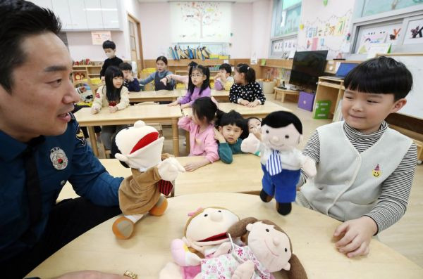 이달 14일 광주 북구청직장어린이집에서 인형을 이용한 아동학대예방교육이 이뤄지고 있다. 사진은 기사 내용과 관계 없음. [사진=연합뉴스]