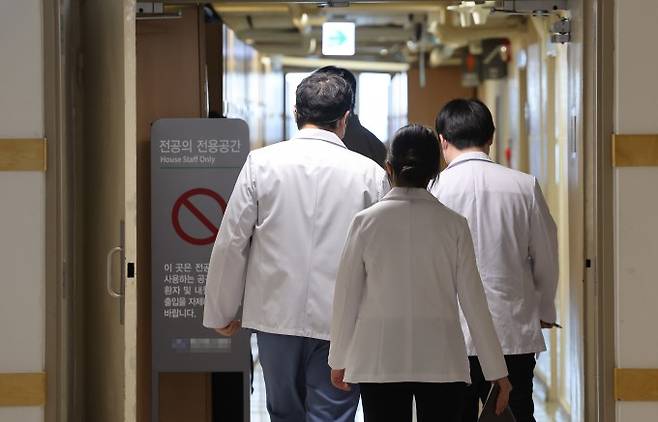 16일 오전 서울의 한 병원 전공의 전용공간에서 의료진이 이동하고 있다. 연합뉴스 제공