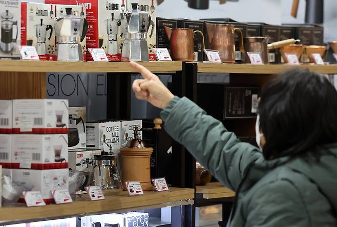 18일 서울 강남구 세텍(SETEC)에서 열린 '2024 서울 카페&베이커리 페어'를 찾은 관람객이 커피 기기를 살펴보고 있다. 뉴스1
