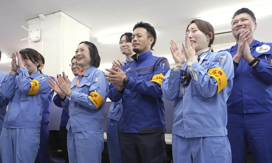 17일 일본 우주항공연구개발기구(JAXA) 직원들이 H3 2호기 발사 성공에 기뻐하고 있다. AP=연합뉴스