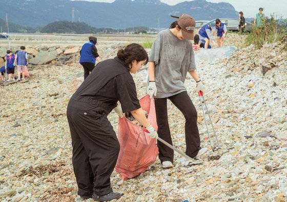 김유솔 이장을 비롯한 전남 완도군 청년공동체인 ‘완망진창’ 회원들이 쓰레기 수거 활동을 하고 있다. 사진 ‘완망진창’