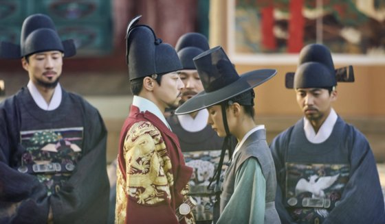 드라마 ‘세작, 매혹된 자들’은 가상의 조선 임금 이인(조정석)과 첩자 강희수(신세경)의 운명적 사랑을 그렸다. 사진 tvN