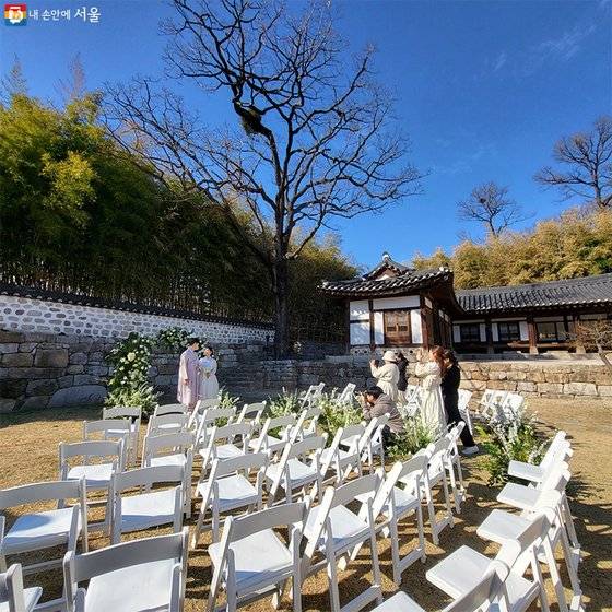 서울시 공공예식장에서 한 신혼부부가 한옥을 배경으로 예식을 진행 중이다. [사진 서울시]