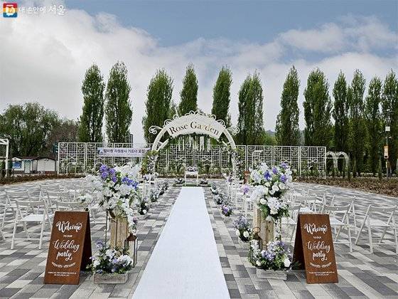 서울 한강공원 광나무장미원에 설치된 공공예식장. [사진 서울시]