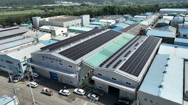 지난해 8월 대구 북구 노원동3가의 한 공장 지붕에 태양광 패널이 설치돼 있다. ‘대구 산단 지붕형 태양광 프로젝트’ 중 유일하게 패널 설치가 완료된 곳이다. 대구시 제공