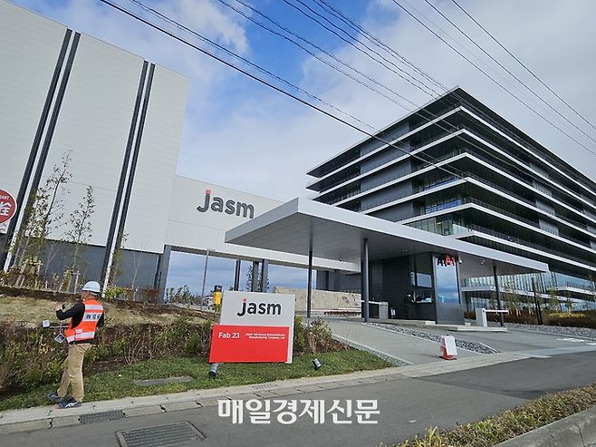 오는 24일 준공식이 열리는 대만 TSMC의 일본 법인인 JASM의 구마모토현 공장 모습. 왼쪽 흰색 건물이 생산시설이 있는 팹동, 오른쪽이 오피스동이다. [구마모토 이승훈 특파원]