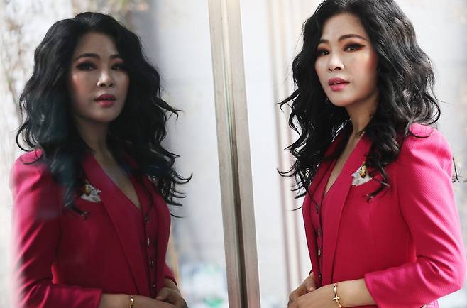 쓸쓸한 겨울 감성을 담은 가요 리메이크 재즈 앨범 '사랑 그 그리움 3'을 발매한 가수 웅산. 이충우 기자