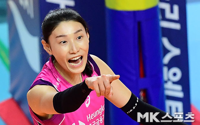 김연경이 2023-24 한국프로배구 V리그 여자부 홈경기에서 화성 IBK기업은행 알토스를 상대하며 인천 흥국생명 핑크스파이더스 동료와 사인을 교환하고 있다. 사진=김영구 기자