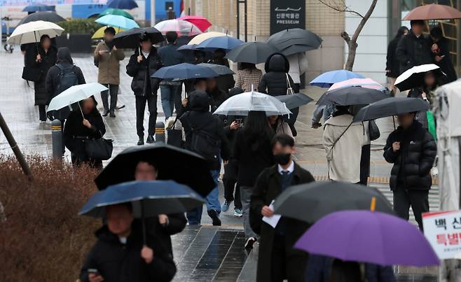 지난 15일 오전 서울 종로구 세종대로에서 시민들이 우산을 쓰고 걸어가고 있다. /사진=뉴스1