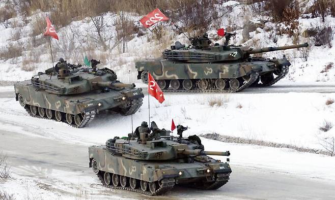 경기도 포천 승진훈련장에서 실시된 육군 17사단 제병협동전투사격 훈련에서 K1E1 전차들이 기동하고 있다. 세계일보 자료사진