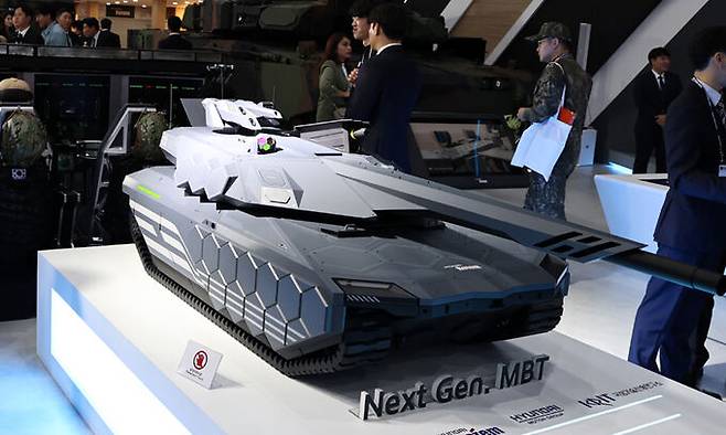 지난 2023년 10월 17일 경기도 성남 서울공항에서 열린 서울 국제 항공우주 및 방위산업 전시회(ADEX)에서 차세대 전차 모형이 전시되어 있다. 세계일보 자료사진