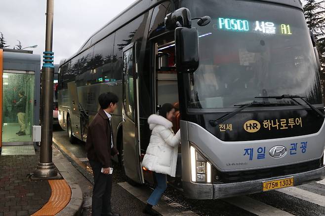 포스코 직원들이 격주 4일제 휴무일을 맞아 지역간 이동을 지원하는 주말 버스에 탑승하고 있다.