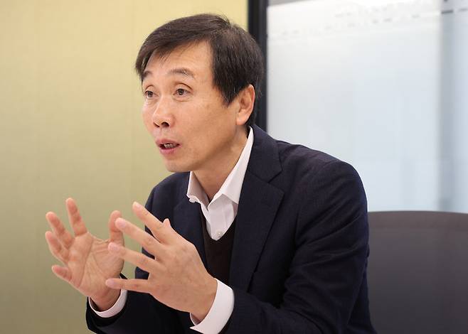 검사 시절 한국을 떠들썩하게 한 대형 마약사건들을 담당했던 김희준 법무법인 엘케이비앤파트너스 대표변호사는 18일 세계일보와 인터뷰에서 “마약중독은 엄벌만으로 해결할 수 없고, 혼자 힘으로 절대 극복할 수 없으므로 반드시 치료재활을 해야 한다”고 강조했다. 남정탁 기자