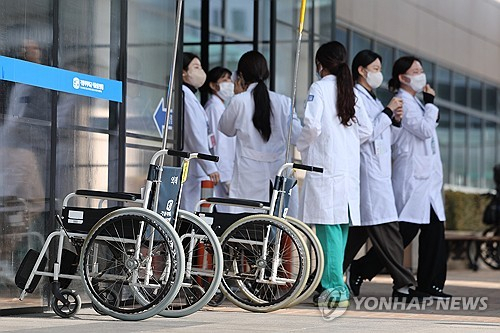 지난 8일 서울의 한 대학병원에서 이동하는 의료진. 연합뉴스