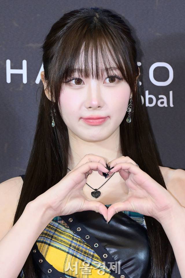 그룹 에스파(aespa) 지젤이 18일 오후 서울 중구 동대문디자인플라자(DDP)에서 열린 31주년 ‘한터뮤직어워즈 2023(HMA 2023)’ 레드카펫에서 포즈를 취하고 있다. 김규빈 기자