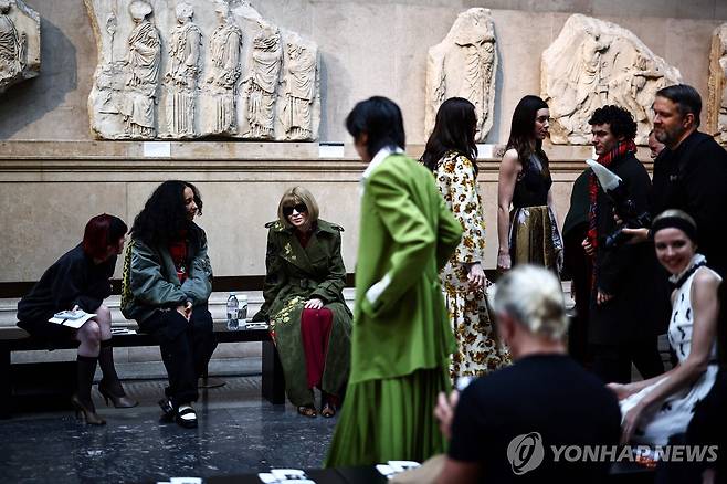 파르테논 마블스를 무대로 열린 런던 패션위크 패션쇼  [AFP=연합뉴스. 재판매 및 DB 금지]