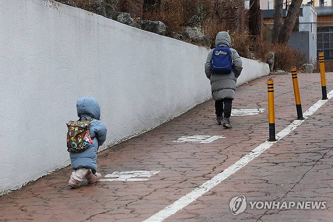 지난 5일 오전 서울 한 초등학교에서 학생들이 돌봄교실에 참여하기 위해 들어서고 있다. [연합뉴스 자료사진. 재판매 및 DB 금지]