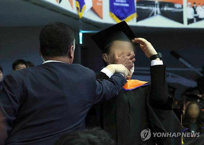 대통령 축사 도중 항의하다 제지당하는 졸업생 (대전=연합뉴스) 홍해인 기자 = 16일 대전 유성구 한국과학기술원(KAIST)에서 열린 2024년 학위수여식에서 한 졸업생이 윤석열 대통령이 축사를 할 때  R&D 예산과 관련해 자리에서 일어나 대통령을 향해 항의를 하던 중 제지를 당하고 있다. 2024.2.16 [대통령실통신사진기자단] hihong@yna.co.kr