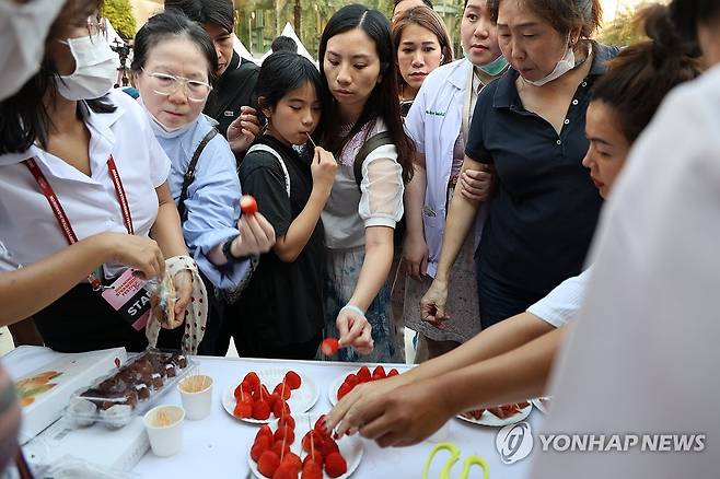 논산 딸기 맛보는 태국 방콕시민들 (방콕=연합뉴스) 이주형 기자 = 2024 논산시 농식품 해외박람회 폐막일인 16일 오후 태국 방콕 시암파라곤 일대 박람회장을 찾은 방콕시민들이 논산 딸기를 시식하고 있다. 2024.2.16 coolee@yna.co.kr