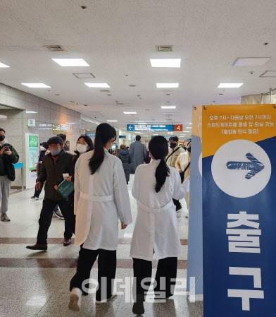 지난 16일 서울아산병원에서 사람들이 출구표시를 지나치고 있다.(사진=이지현 기자)