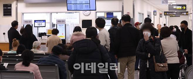 [이데일리 이영훈 기자] 이른바 ‘빅5’ 병원의 전공의들이 집단으로 사직서를 제출하기로 한 가운데 19일 서울의 한 대학병원 접수처가 북적이고 있다.