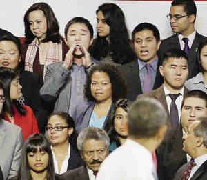 2013년 11월 25일(현지시간) 버락 오바마 미국 대통령이 이민개혁 관련 연설을 하던 중 “추방을 중단하라”고 항의하는 한국계 청년(위에서 두 번째줄 오른쪽)을 쳐다보고 있다.