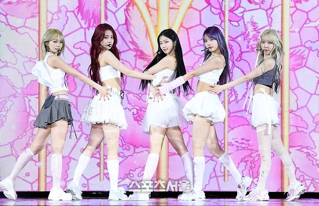 르세라핌(LE SSERAFIM)이 19일 서울 성북구 고려대학교 화정체육관에서 열린 세 번째 미니앨범 ‘이지(EASY)’ 발매 기념 미디어 쇼케이스에서 열정적인 무대를 선보이고 있다. 2024. 2. 19. 박진업 기자 upandup@sportsseoul.com