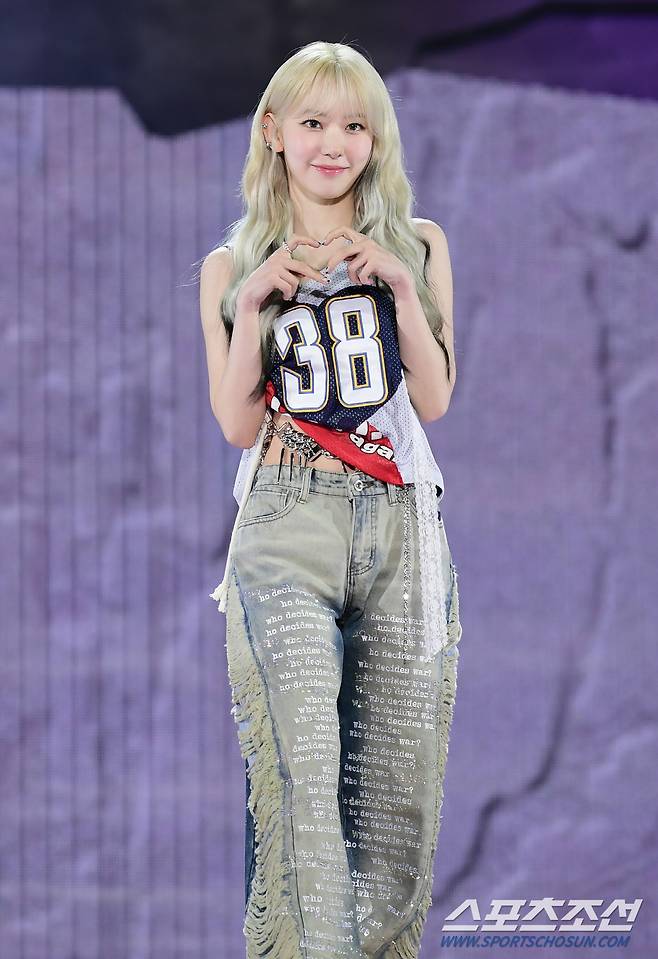 그룹 르세라핌(LE SSERAFIM)의 3번째 미니앨범 '이지(EASY)' 쇼케이스가 19일 오후 서울 성북구 고려대 화정체육관에서 열렸다. 사쿠라가 포즈 취하고 있다. 정재근 기자 cjg@sportschosun.com