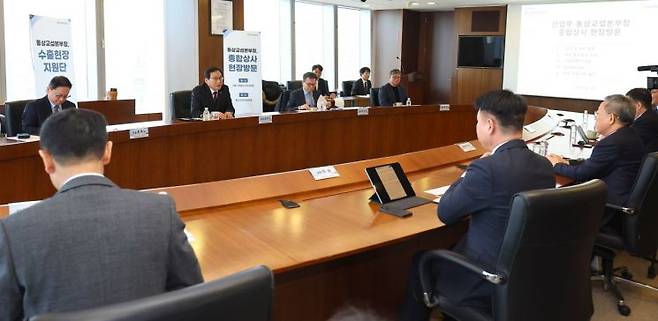 정인교 산업통상자원부 통상교섭본부장이 14일 오전 인천 연수구 송도 포스코인터내셔널 본사를 방문해 수출 확대와 글로벌 공급망 안정화를 위한 종합상사의 역할에 대해 논의하고 있다.[사진출처:연합뉴스]