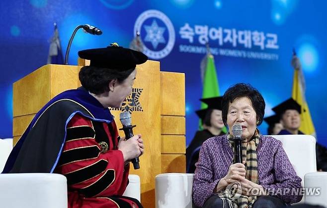 19일 오전 서울 중구 장충체육관에서 열린 '2024학년도 숙명여자대학교 입학식'에서 수능 최고령 수험생 김정자 씨(오른쪽)가 발언하고 있다. 김 씨는 올해 숙명여대 미래교육원 사회복지전공 새내기로 입학했다. [이미지출처=연합뉴스]