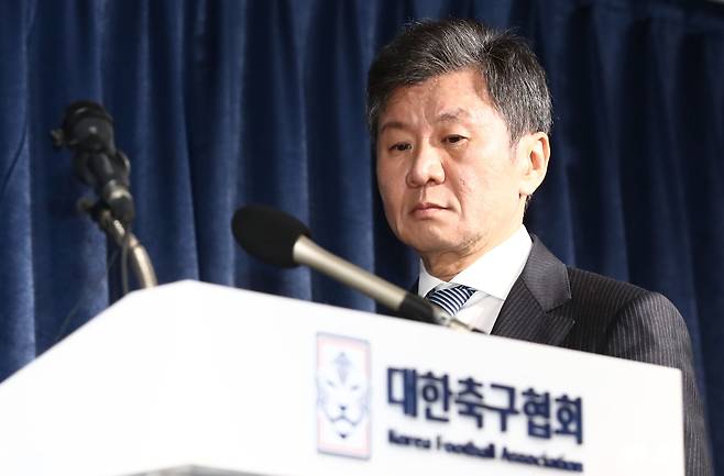 정몽규 대한축구협회장이 16일 위르겐 클린스만 축구대표팀 감독의 거취 관련 발표를 하기 위해 축구회관에 입장하고 있다. /뉴스1