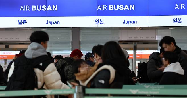 지난해 12월 22일 오전 인천국제공항 1터미널 출국장에서 일본으로 향하는 여행객들이 탑승 수속을 하고 있다. /연합뉴스