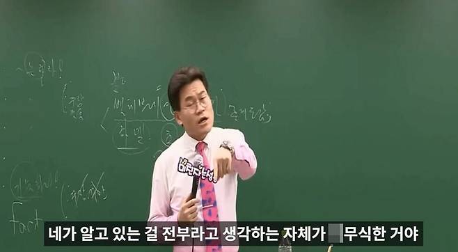 한국사 강사 전한길씨가 강의도중 '건국전쟁' 논란에 대해 언급하고 있다./유튜브
