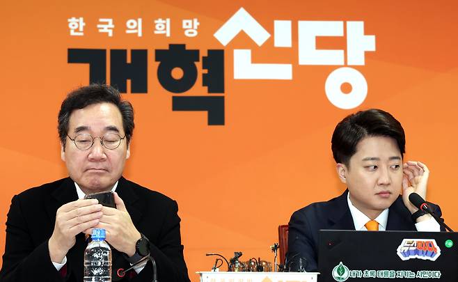개혁신당 이낙연(왼쪽), 이준석 공동대표가 19일 오전 서울 여의도 국회에서 열린 최고위원회의에 참석하고 있다. /뉴시스