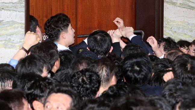 2019년 4월 26일 새벽 국회 의안과 사무실 앞에서 더불어민주당과 국회사무처 관계자들이 선거법 개정안 등 ‘패스트트랙 법안’을 제출하기 위해 진입을 시도하고 있다. /뉴시스