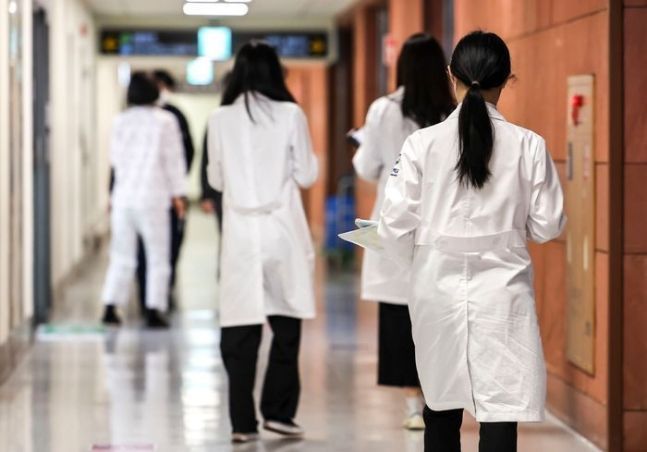8일 서울시내 한 대학병원에 의사들이 이동하고 있다.ⓒ뉴시스