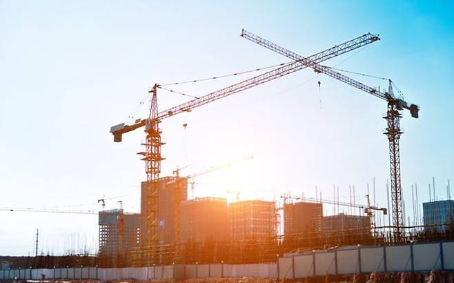 국내 대형 건설사들을 필두로 해외사업 비중 확대 움직임이 더욱 활발해지고 있다. 다만 지난해에도 정부가 목표로 했던 수주액을 달성하지 못한 만큼, 올해 건설사들이 우수한 해외 실적을 거두기 위해서 민관 협력이 두텁게 이뤄져야 할 것으로 보인다.ⓒ게티이미지뱅크