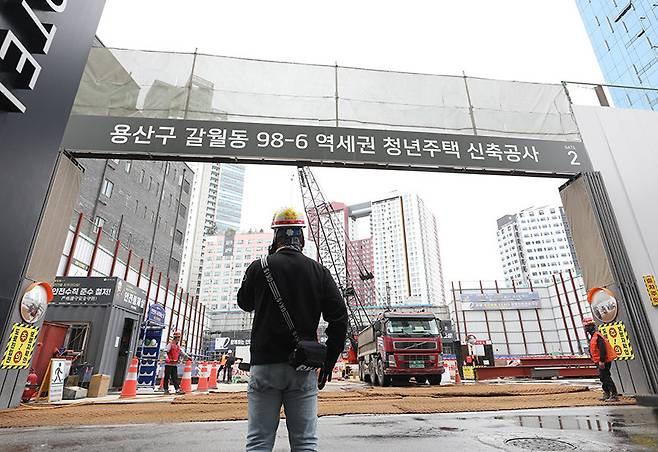 서울 용산구 갈월동에 건설 중인 역세권 청년주택 건설현장. 2023.4.4 뉴스1